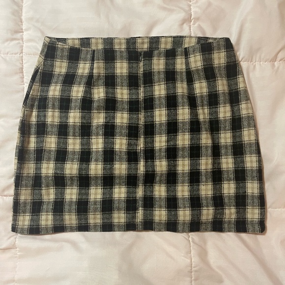 plaid mini skirt, never worn!! 💚 - Picture 2 of 3